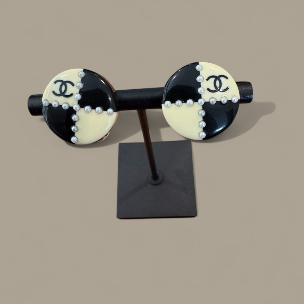 CHANEL Back and White Vintage Earrings - Picture 3 of 4